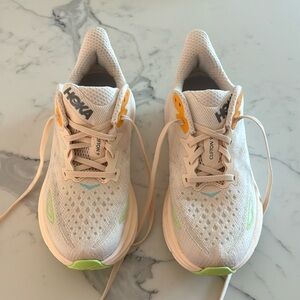 Hoka Clifton 9 in Astral.